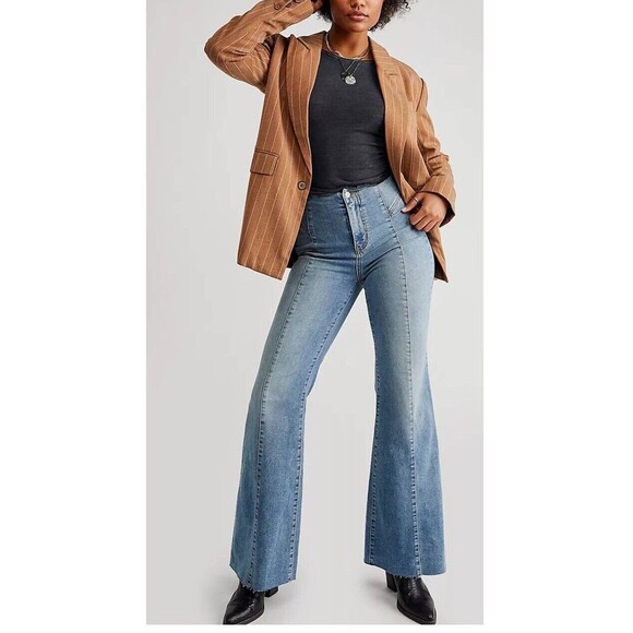 We The Free People Curvy Wild Honey Flare Jeans Light Wash Size 30 NWT - Picture 1 of 10